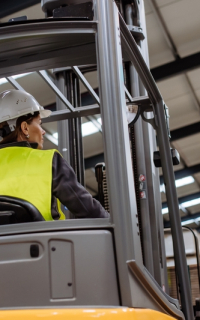 Comprar o alquilar las máquinas o vehículos de la empresa