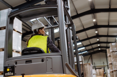 Comprar o alquilar las máquinas o vehículos de la empresa