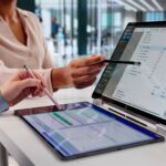 En qué plazo debe la empresa expedir y remitir una factura