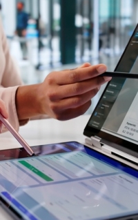 En qué plazo debe la empresa expedir y remitir una factura