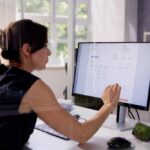 Profesional gestionando facturación electrónica obligatoria en su oficina de España.