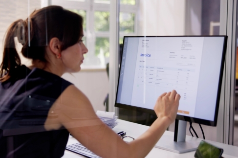 Profesional gestionando facturación electrónica obligatoria en su oficina de España. Profesional gestionando facturación electrónica obligatoria en su oficina de España.